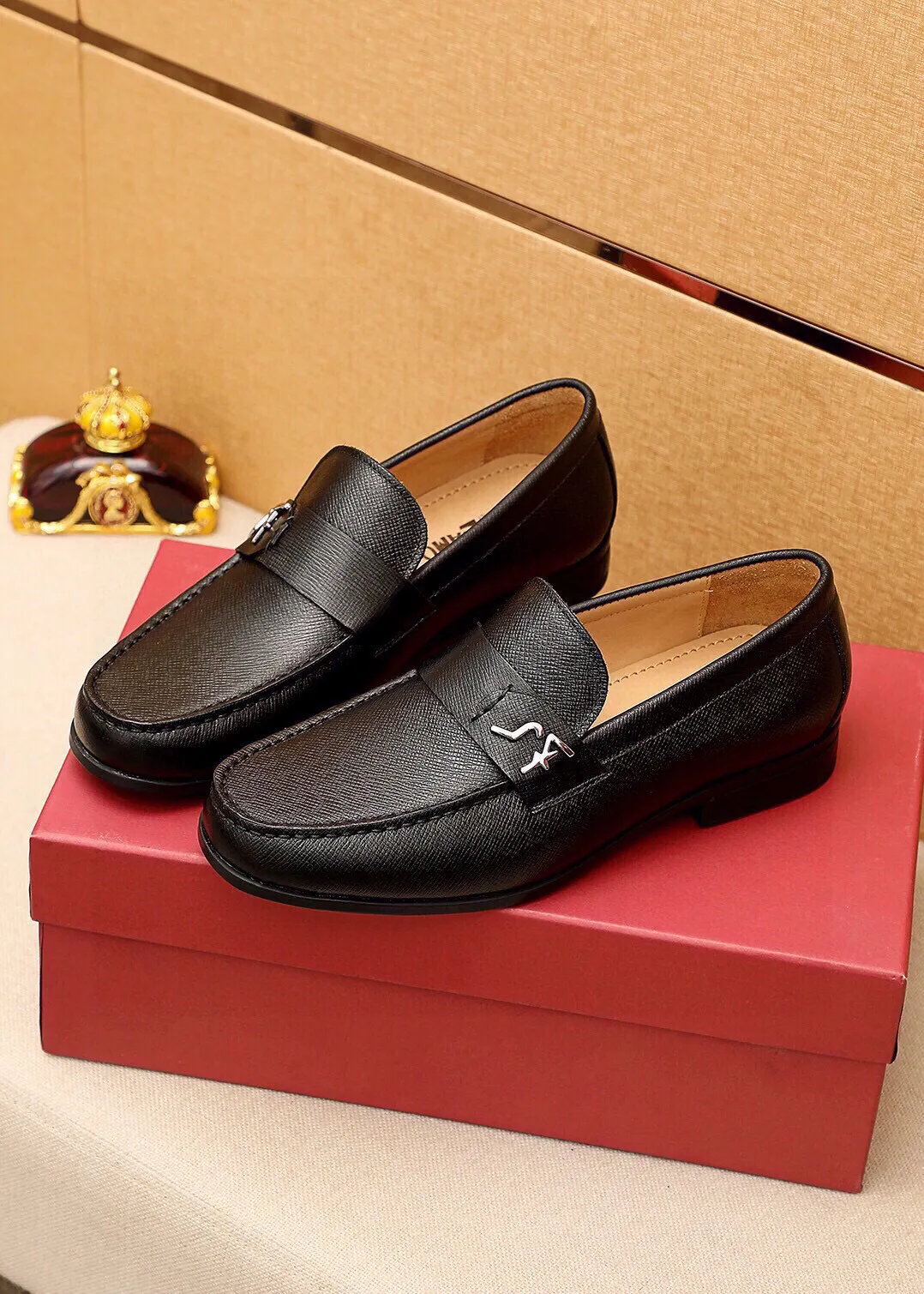 Men's shoes 💰480 💐 Product trademark: Ferragamo "Ferragamo" casual leather shoes Regular size: 38-44 (45🉑️customized) Product materials: Selected imported first-layer cross-grain cowhide leather upper + luxury hardware buckle, imported water-dyed cowhide leather lining. Strong three-dimensional visual effect, original outsole color: 4⃣️seed leather materials available
